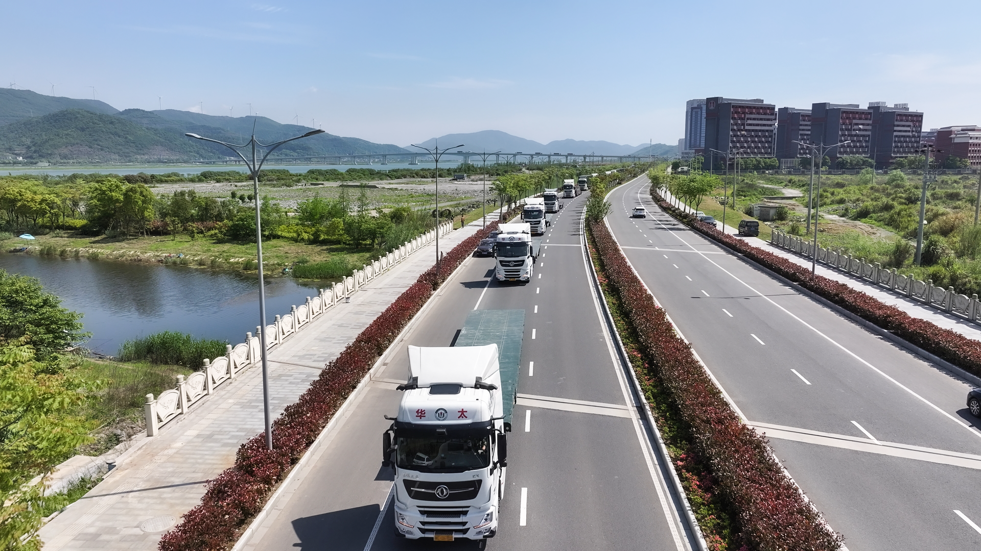 配圖-路跑圖多車.png